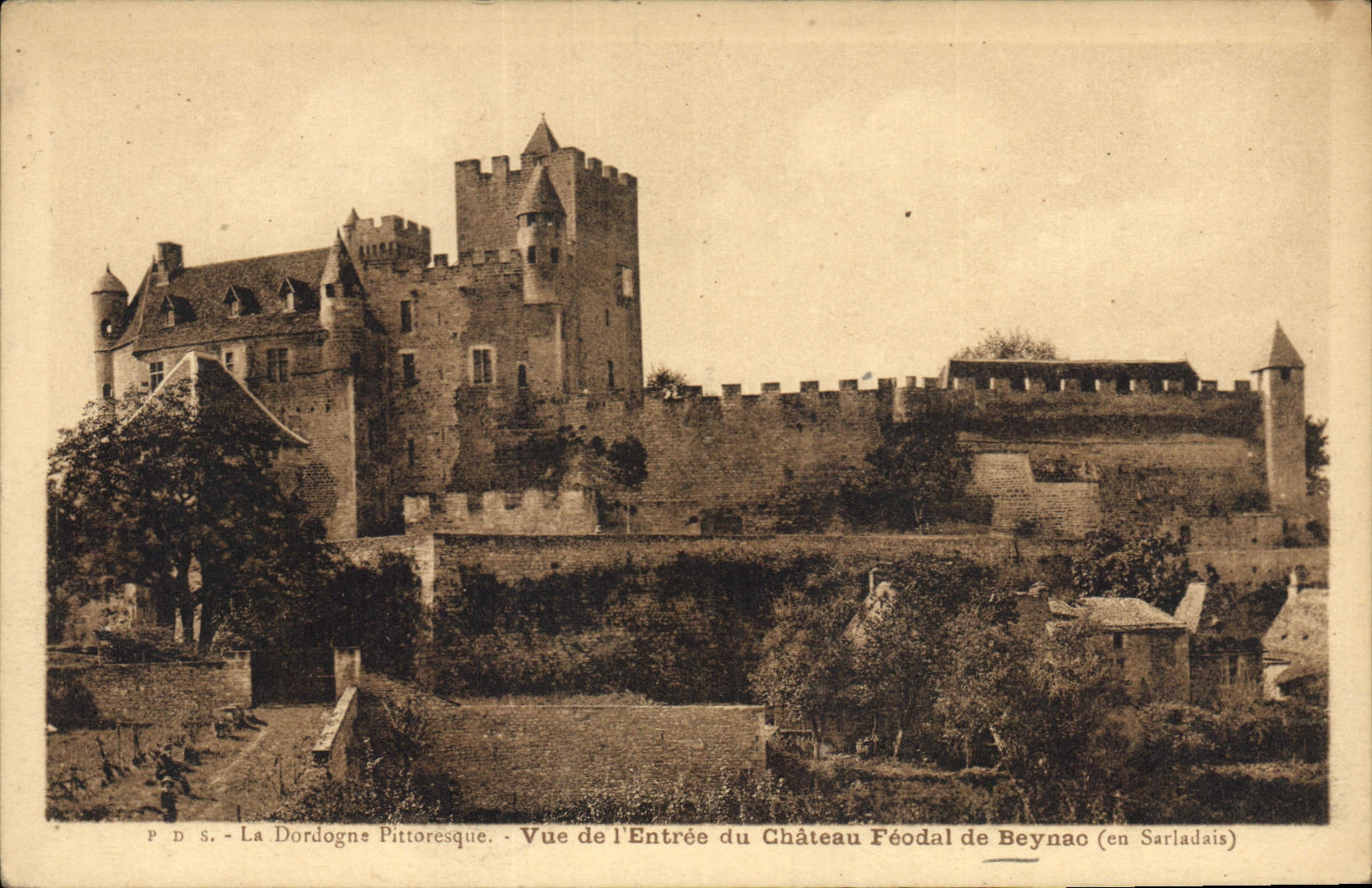 CPA Vue de l'entree du Chateau feodal de Beynac en Sarladais