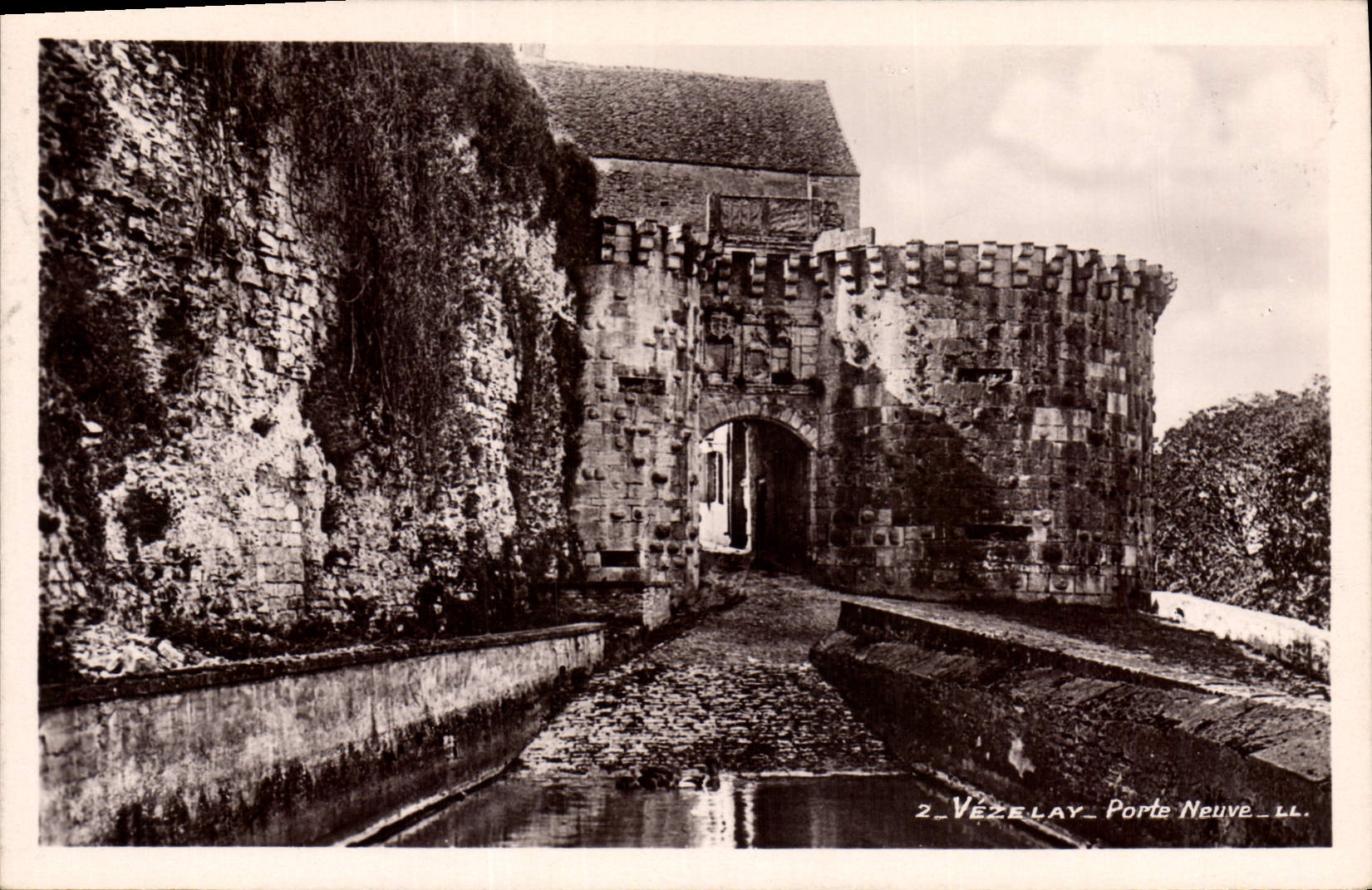 CPA Chateau Vezelay Porte neuve