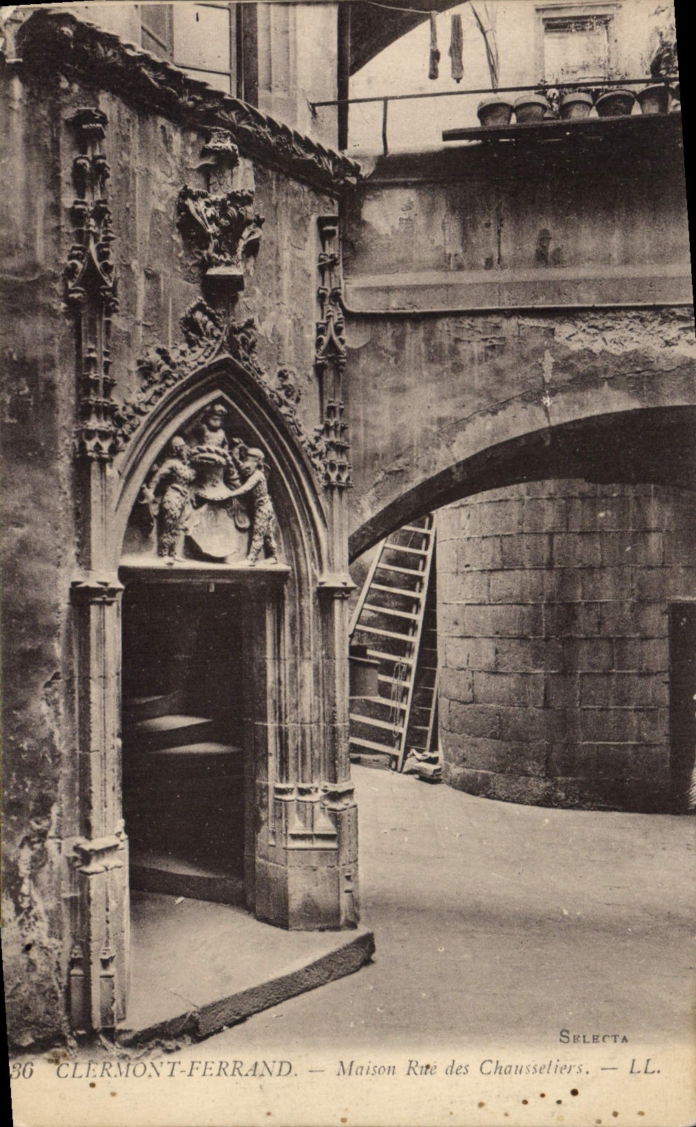 CPA Chateau Clermont Ferrand Maison Rue des Chaussetiers