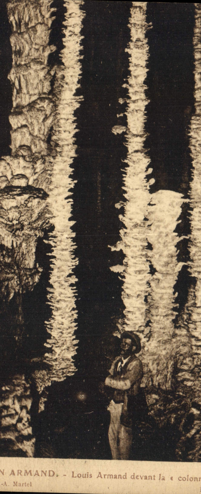 CPA Grotte Grottes Aven Armand Louis Armand devant la colonne ecorbeillee