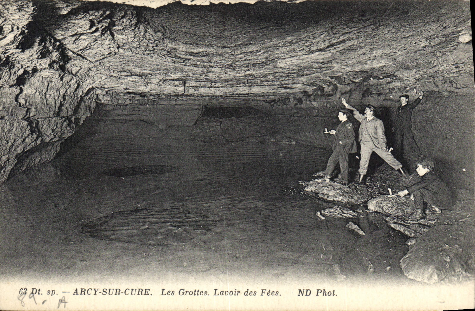 CPA Grotte Grottes Arcy sur Cure Les grottes Lavoir des fees