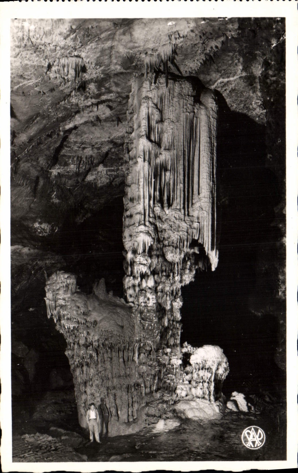 CPA Grotte Grottes Aven d'Orgnac Le grand pilier rouge et Blanc de la premiere Salle Rouge