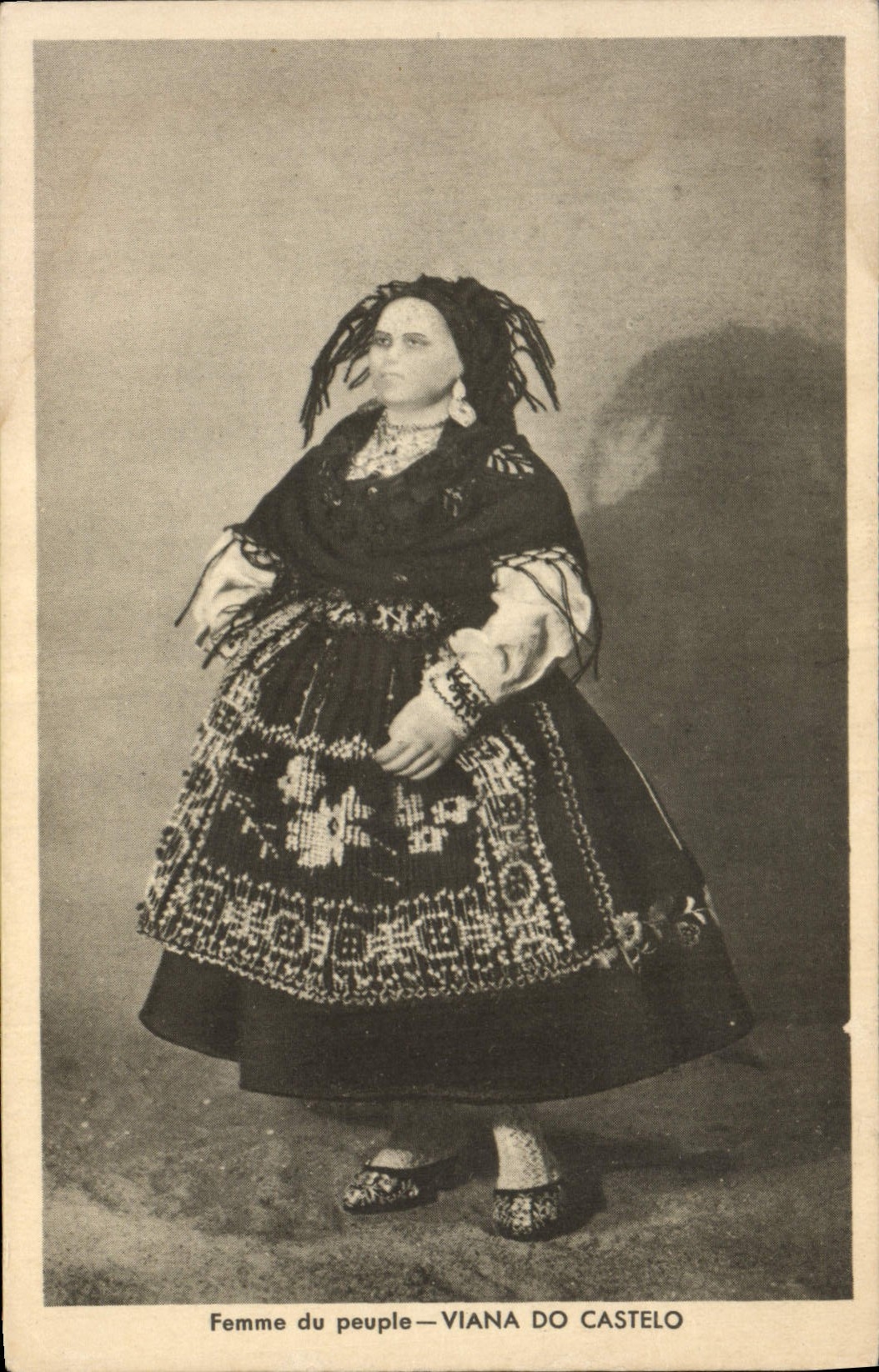 CPA Fantaisie Poupee Femme du peuple Viana do Castelo