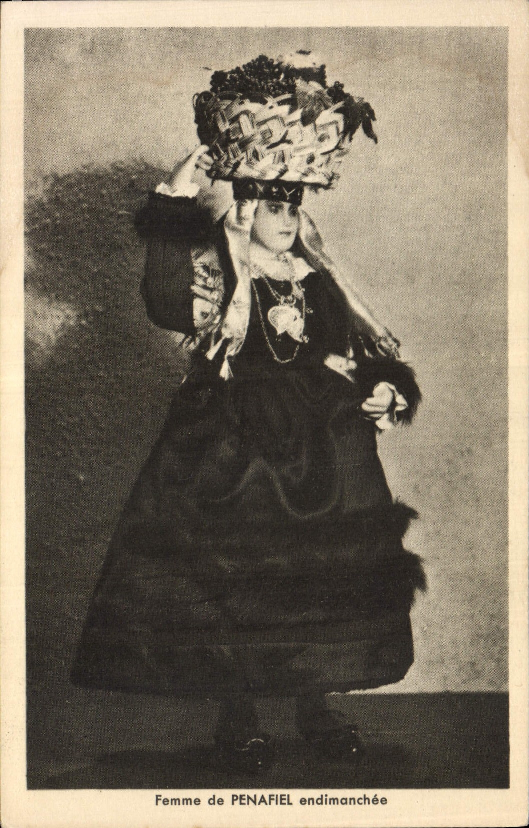 CPA Fantaisie Poupee Femme de Penafiel endimanchee