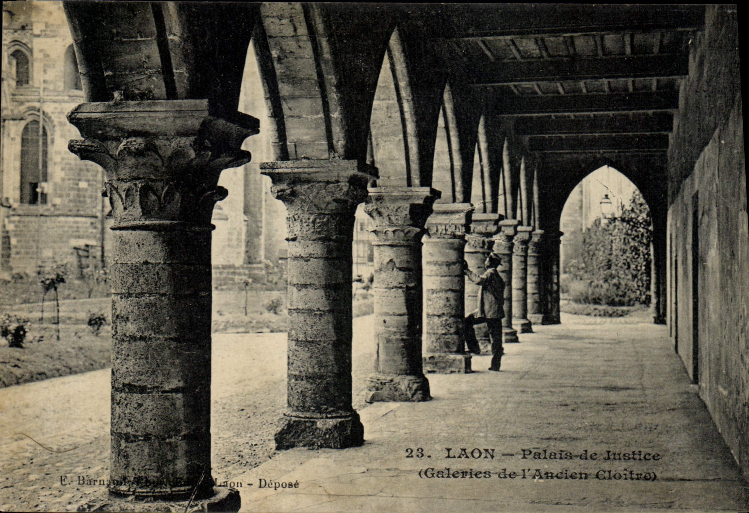 CPA Palais de justice Laon Galeries de l'ancien cloitre