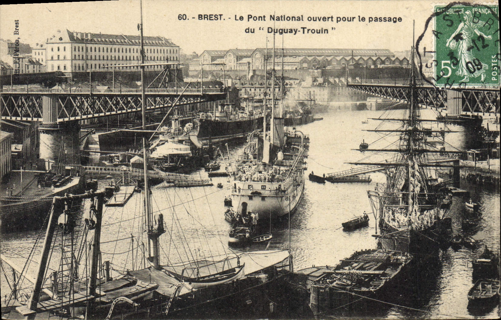 CPA Bateau de guerre Brest Le pont national ouvert pour le passage du Duguay Trouin 