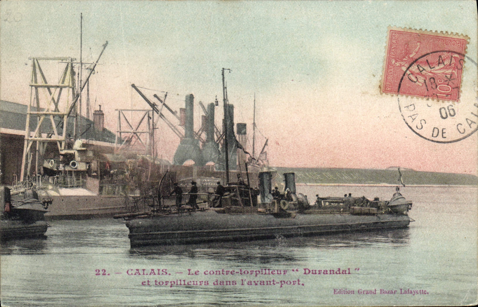 CPA Bateau de guerre Calais Le contre torpilleur Durandal et torpilleurs dans l'avant port 