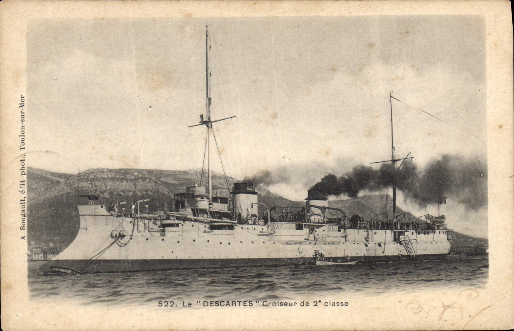 CPA Bateau de guerre Le Descartes Croiseur de 2eme classe 