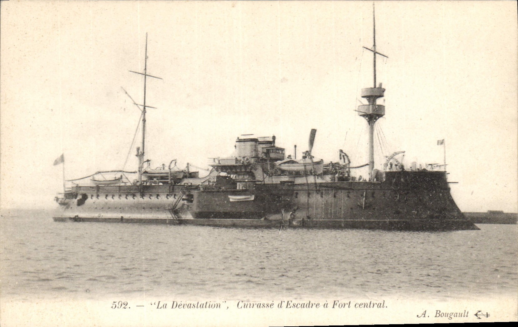 CPA Bateau de guerre Le Devastation Cuirasse d'escadre a Fort central
