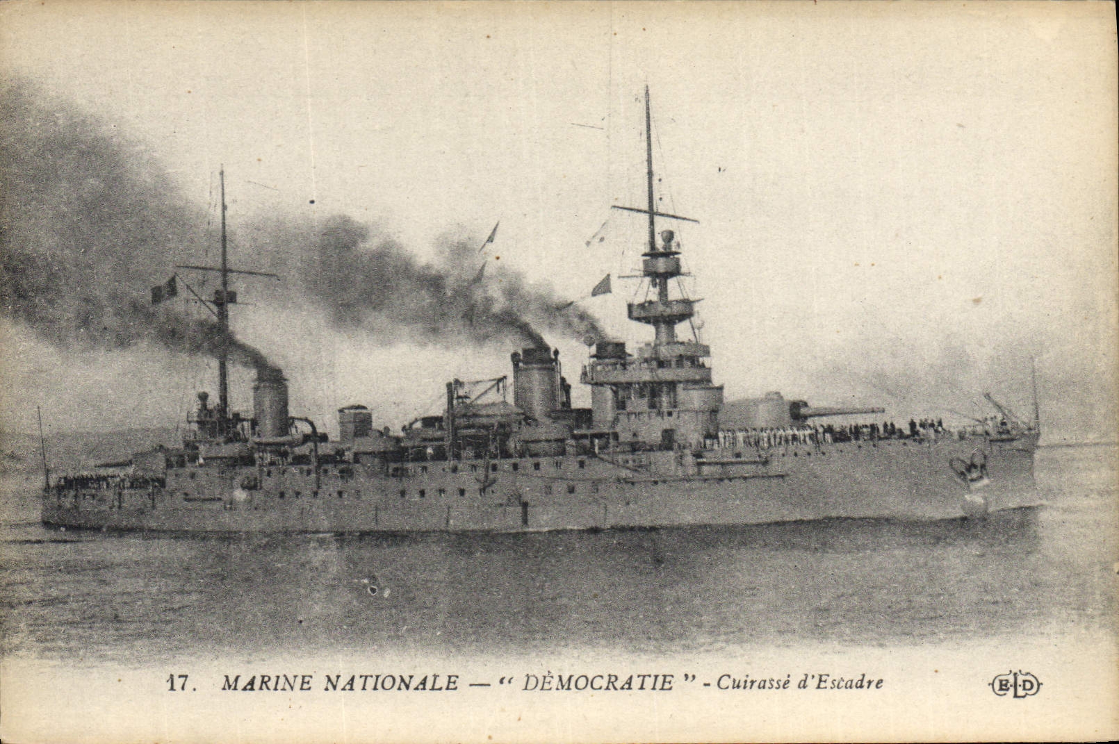 CPA Bateau de guerre Democratie Cuirasse d'escadre