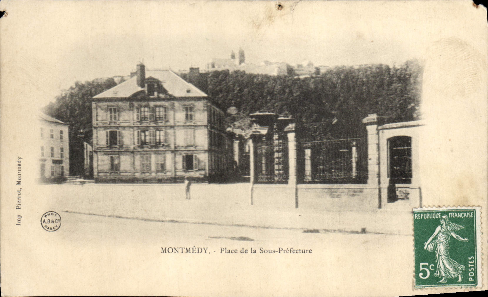 CPA Montmedy Place de la Sous Prefecture 