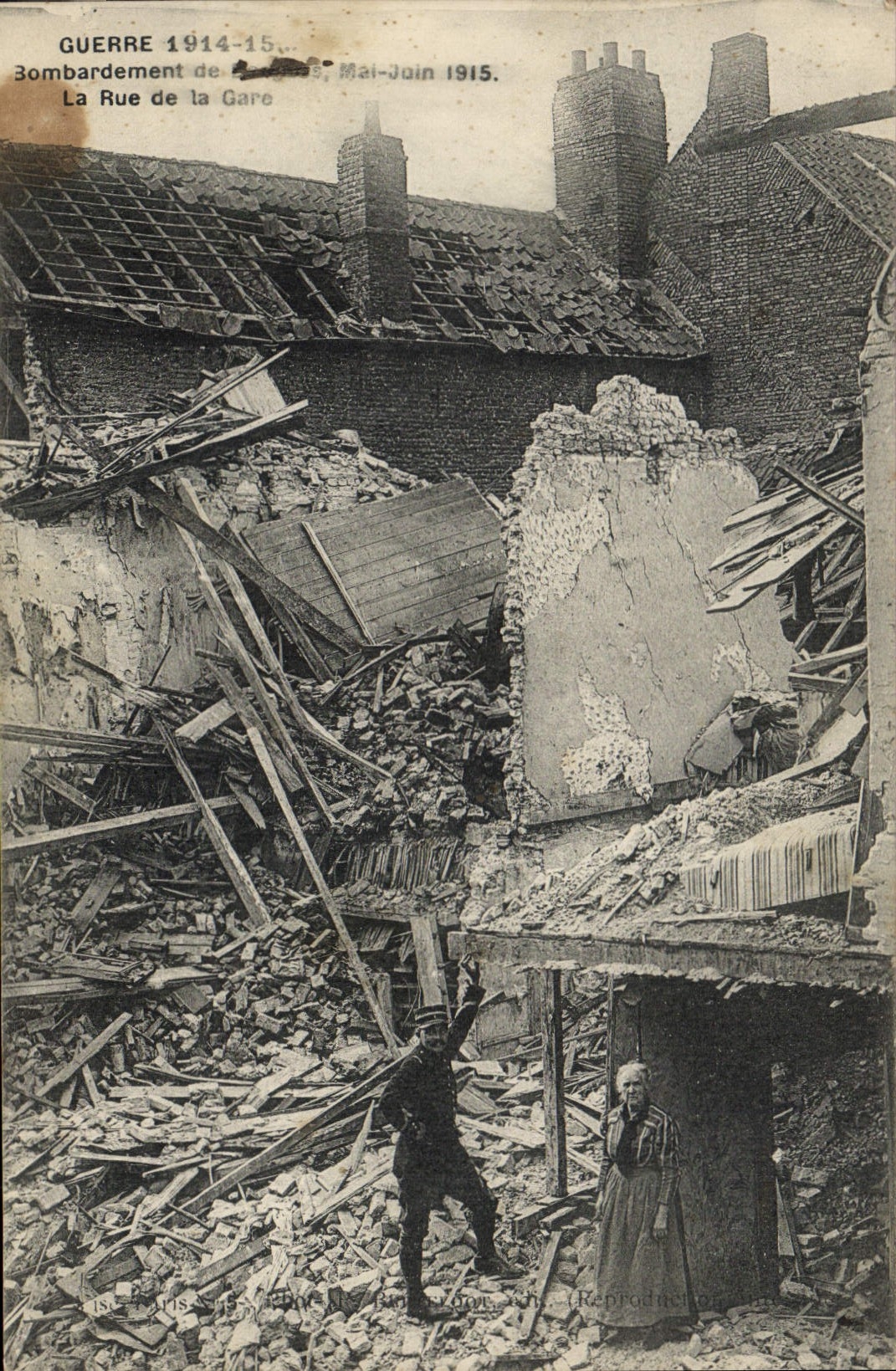 CPA Militaria Bombardement La rue de la gare