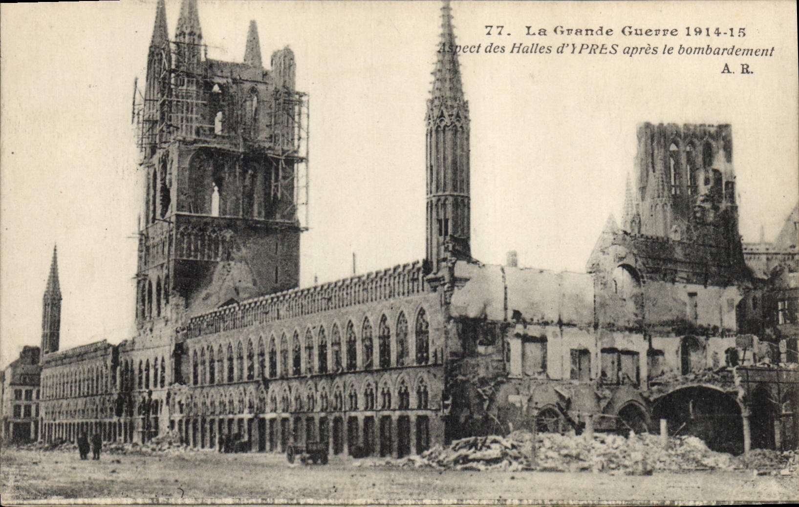 CPA Militaria Aspect des Halles d'Ypres apres le bombardement