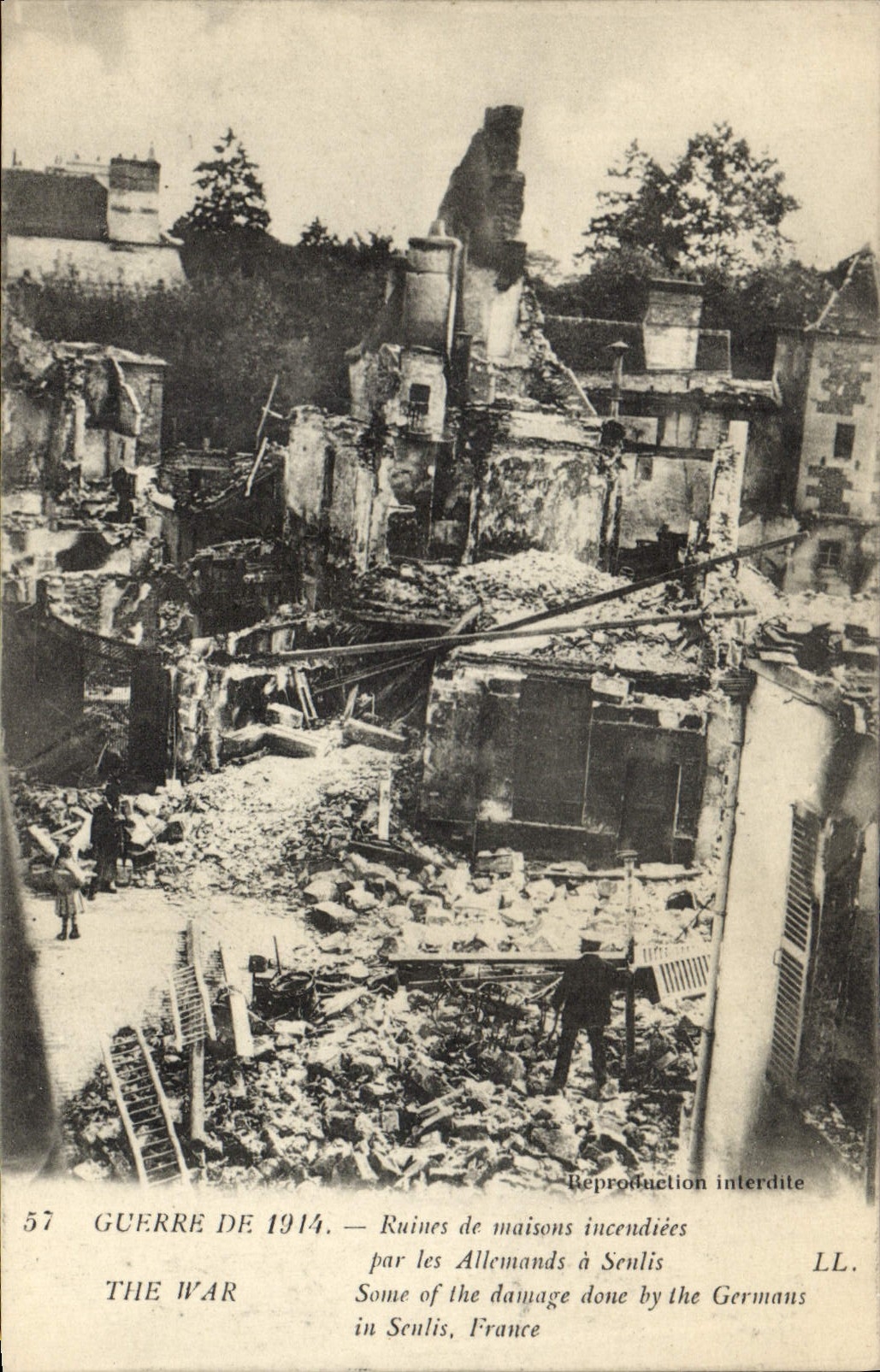 CPA Militaria Ruines de maisons incendiees par les Allemands a Senlis