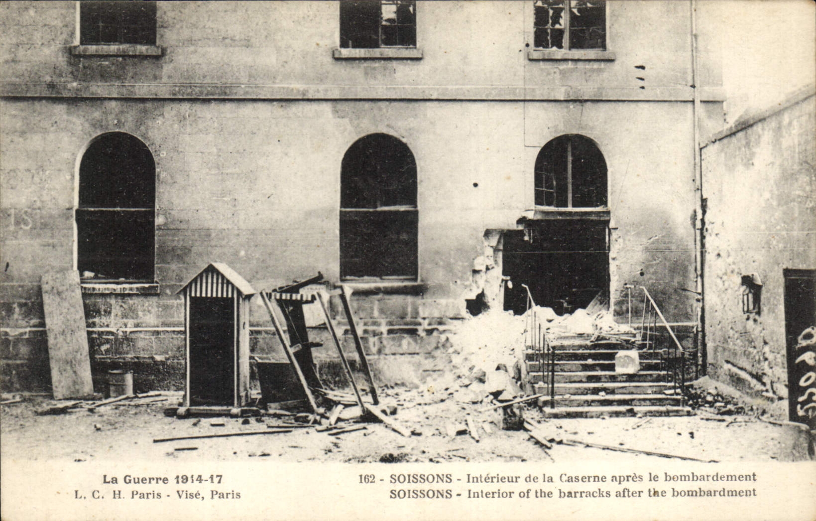 CPA Militaria Soissons Interieur de la caserne apres le bombardement