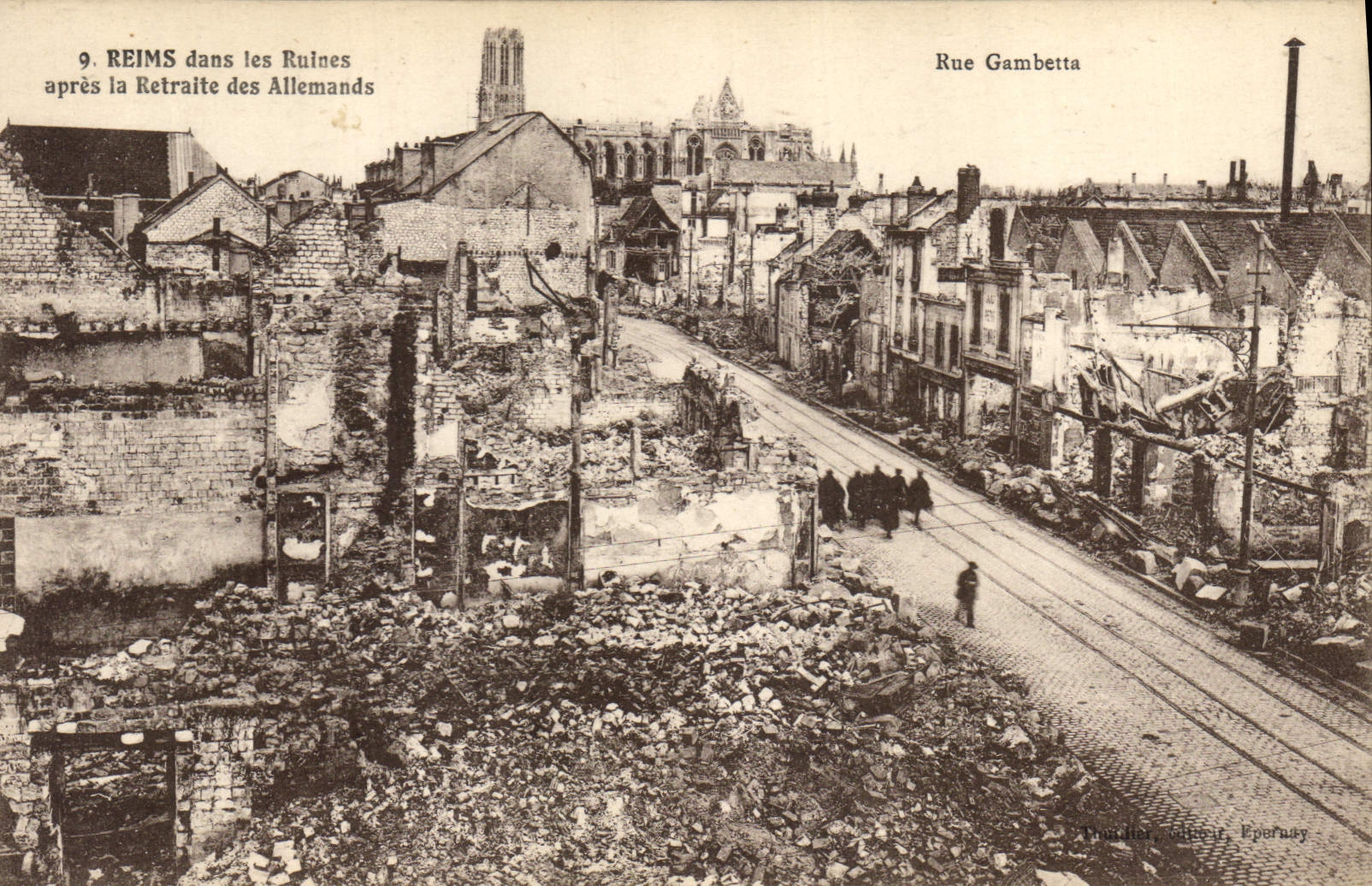 CPA Militaria Reims dans les ruines apres la retraite des Allemands