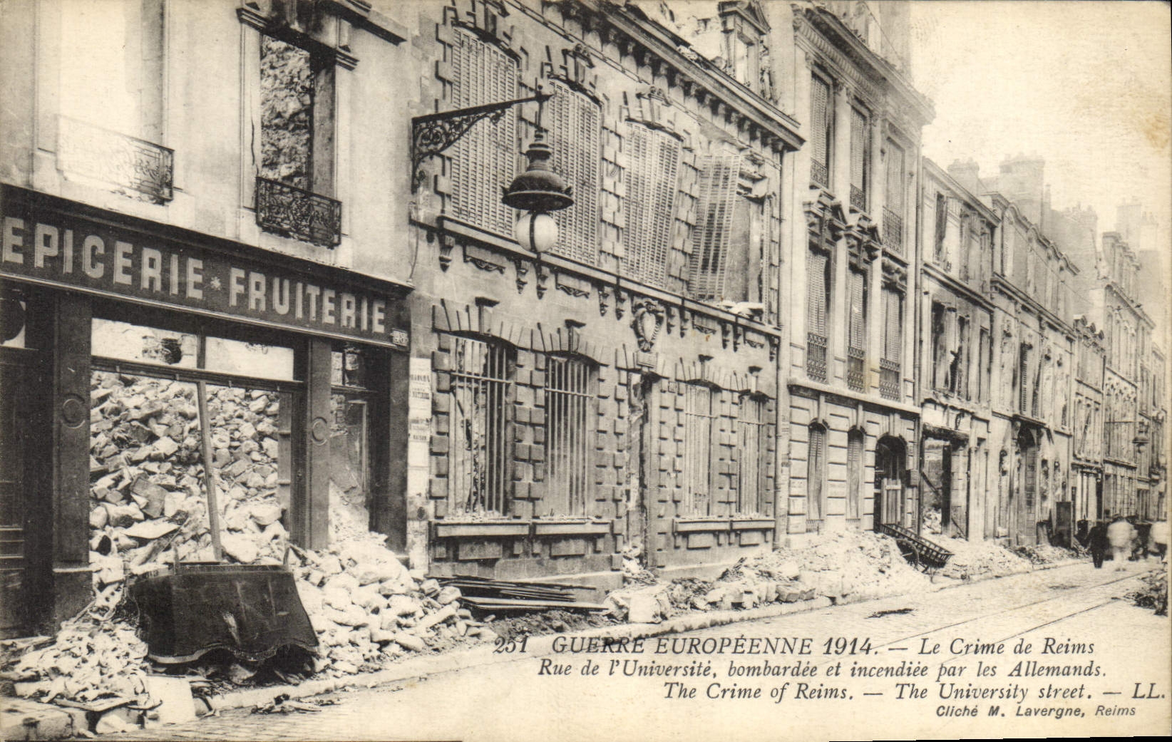 CPA Militaria Le crime de Reims Rue de l'Universite bombardee et incendiee par les Allemands Epiceri