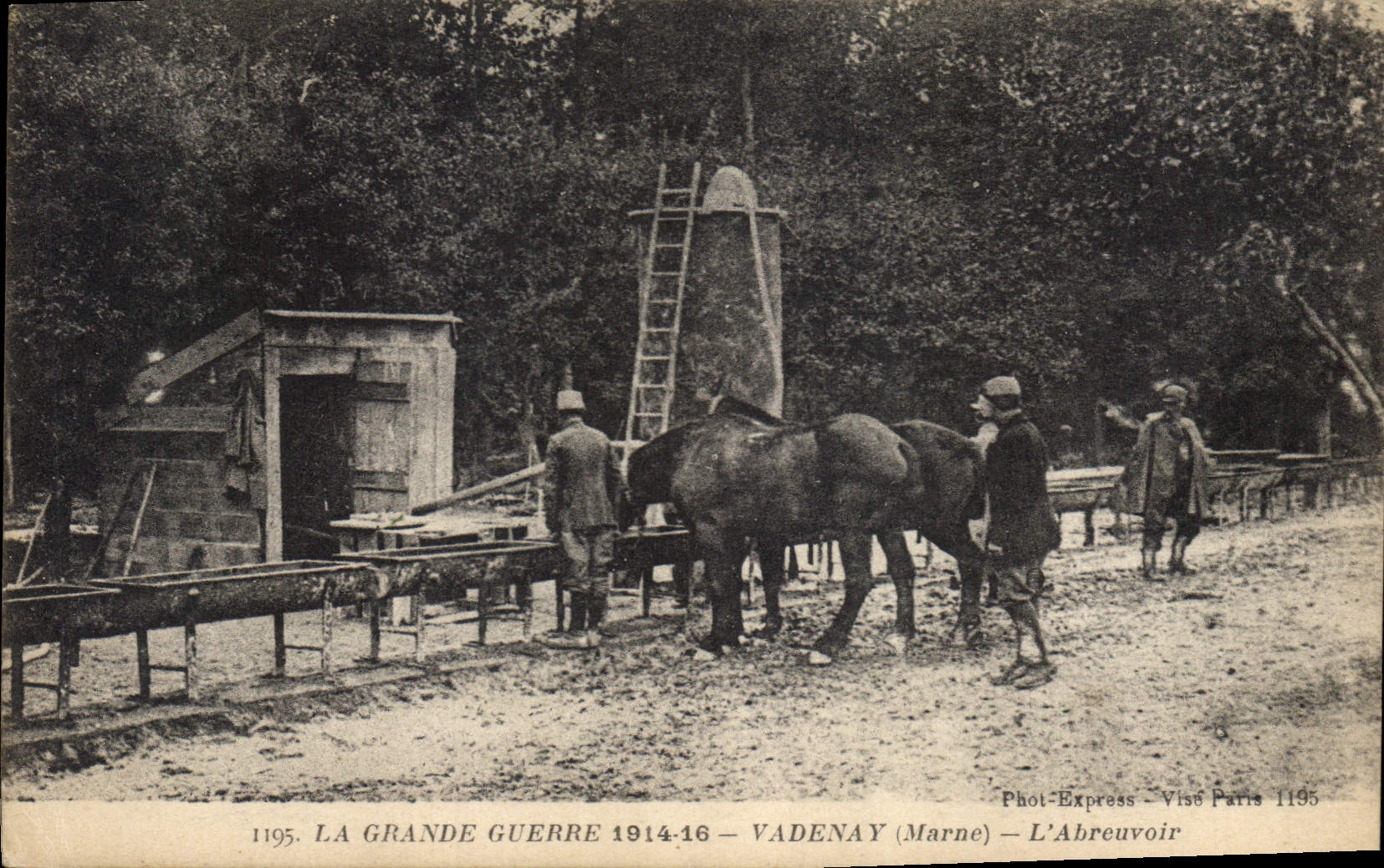 CPA Militaria Vadenay Marne L'abrauvoir Cheval