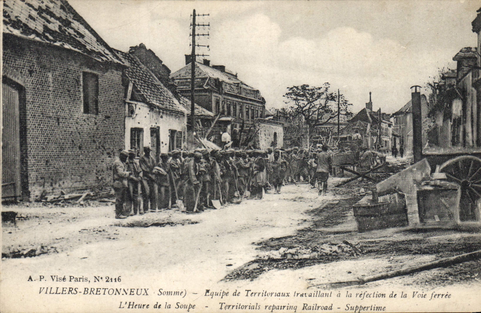 CPA Militaria Villers Bretonneux Equipe de Territoriaux travaillant a la refection de la voie ferree