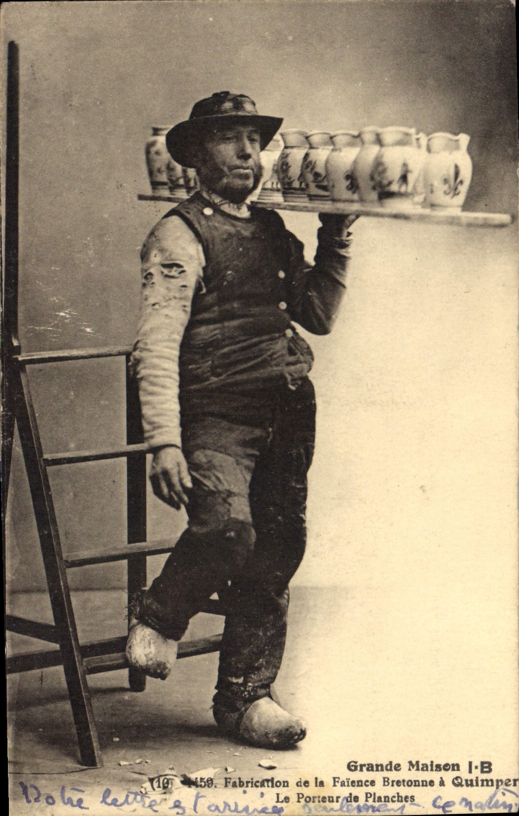 CPA Folklore Fabrication de la faience bretonne a Quimper Le porteur de planches