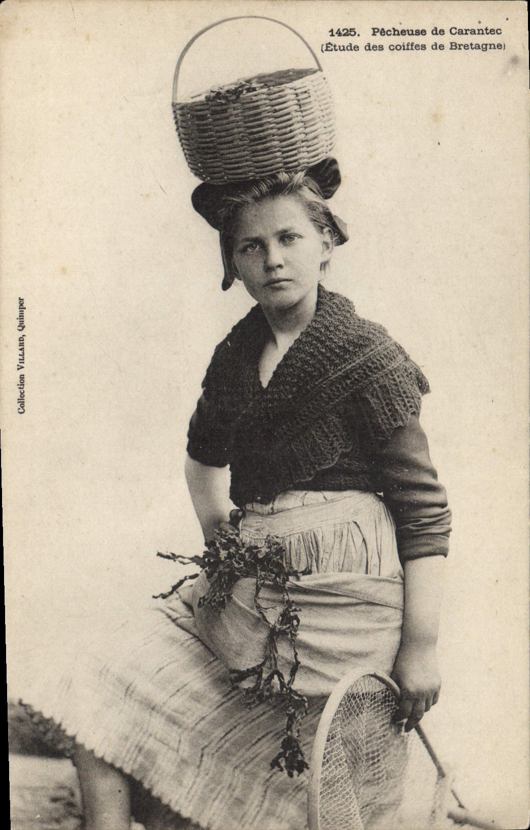 CPA Folklore Pecheuse de Carantec 