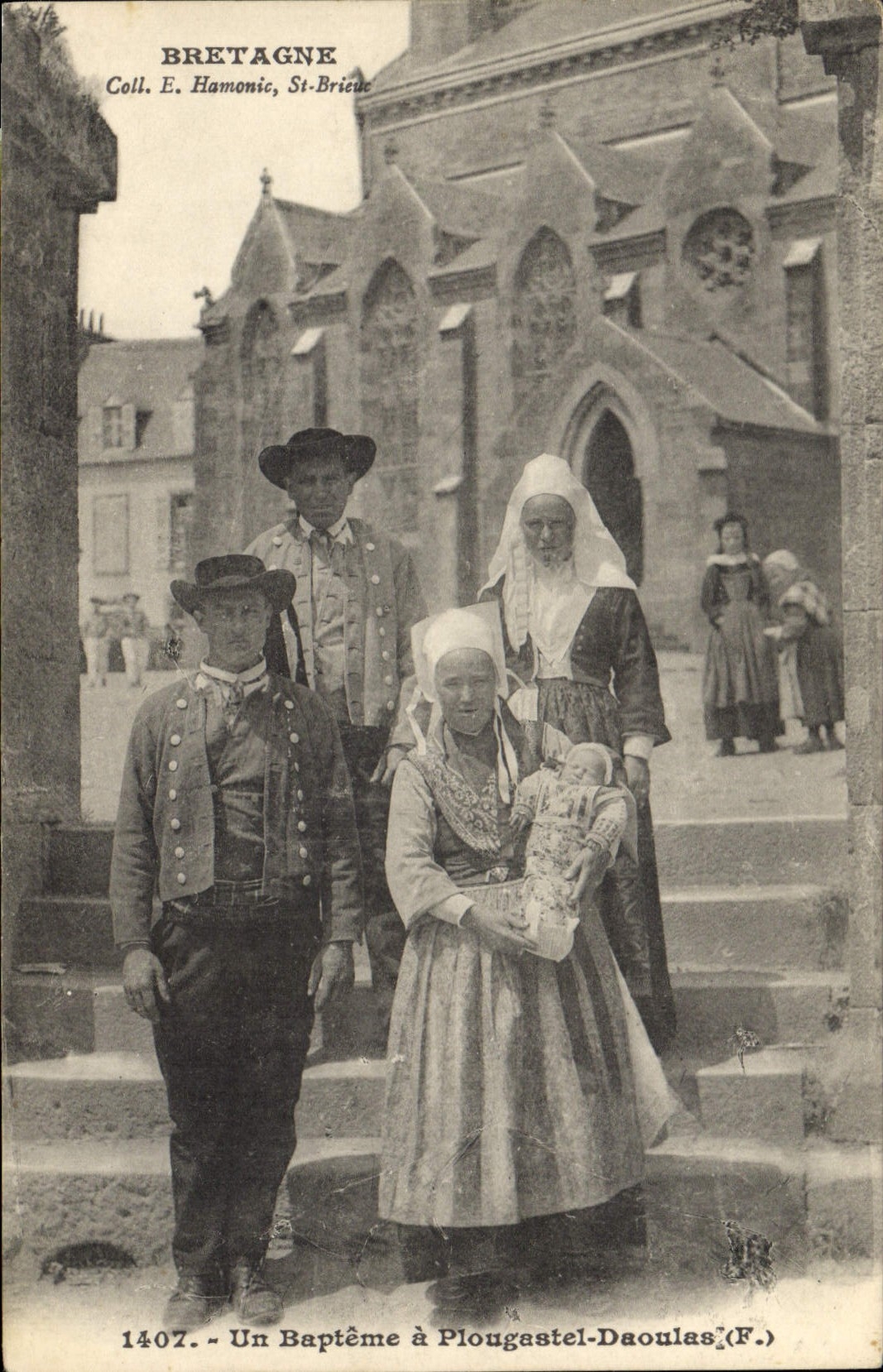 CPA Folklore Un bapteme de Plougastel Daoulas