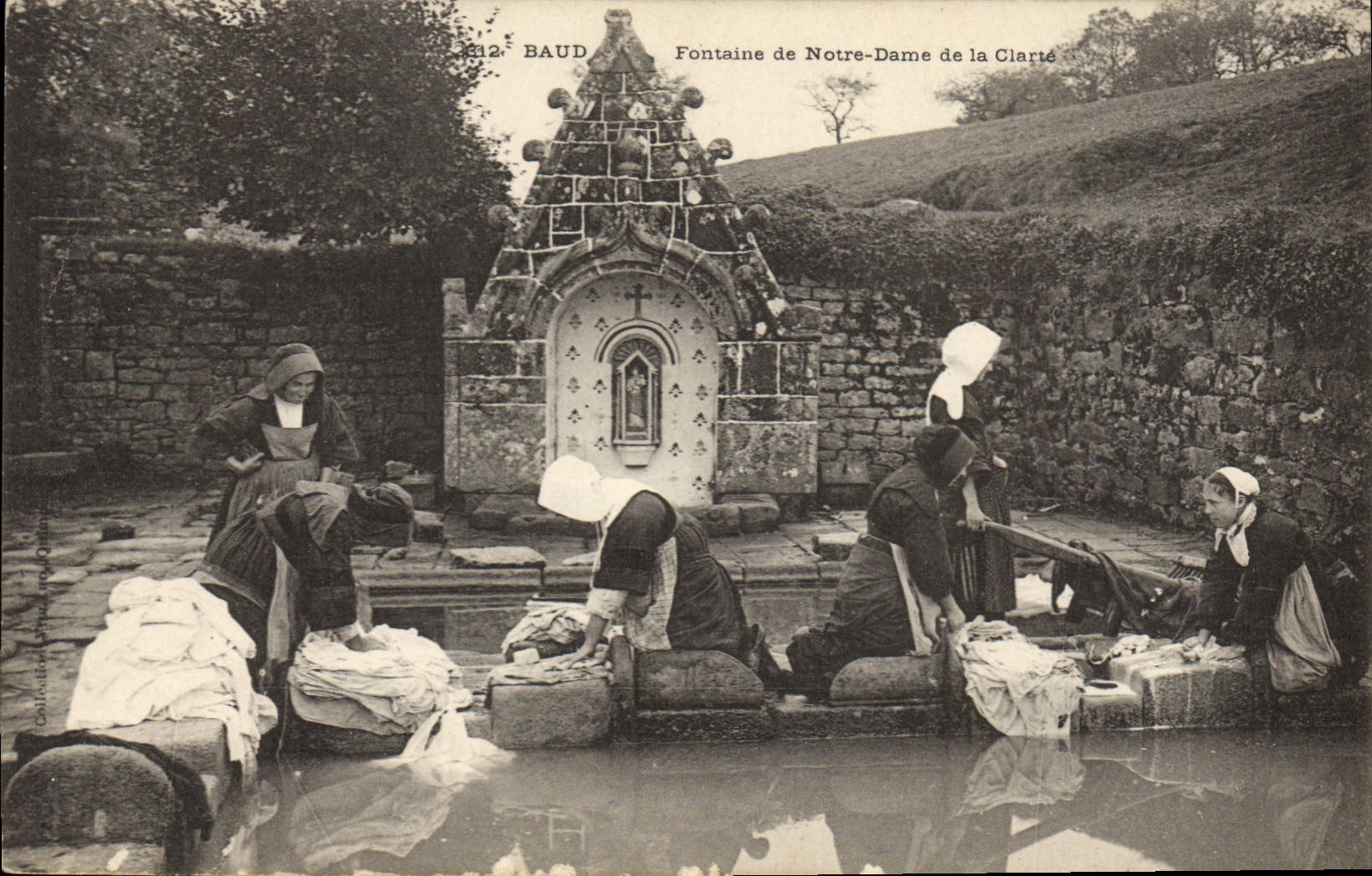 CPA Folklore Baud Fontaine de Notre Dame de la clarte
