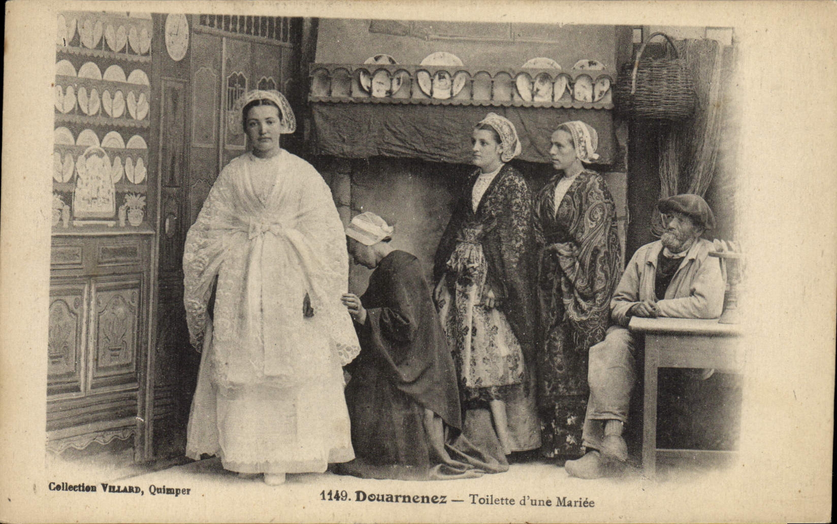 CPA Folklore Douarnenez Toilette d'une mariee Mariage