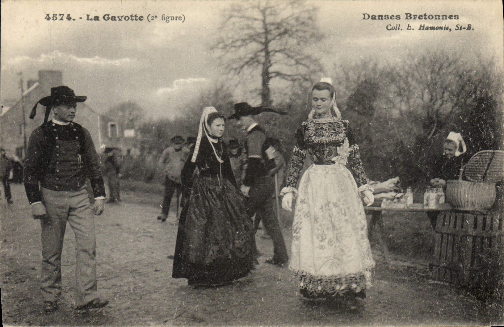 CPA Folklore La Gavotte Danses bretonnes