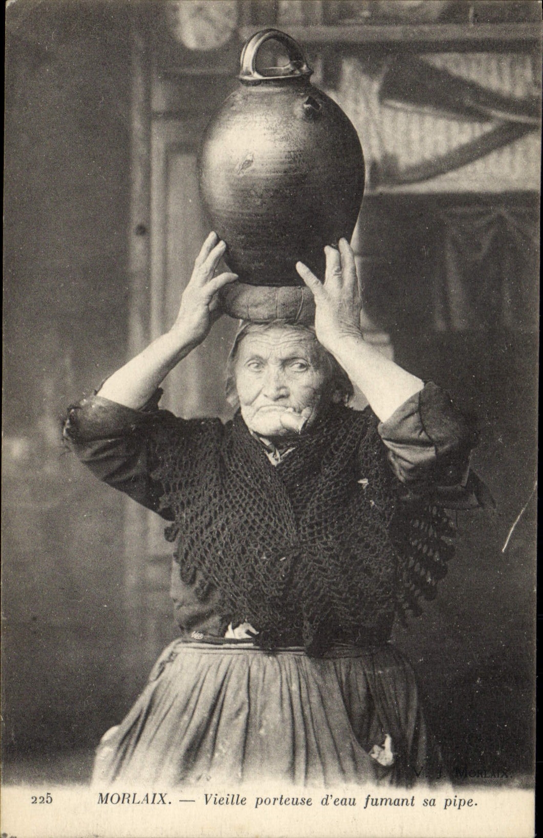 CPA Folklore Morlaix Vieille porteuse d'eau fumant sa pipe Tabac TOP