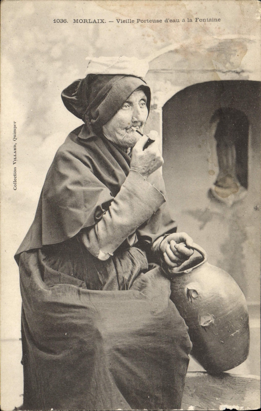 CPA Folklore Morlaix Vieille porteuse d'eau a la fontaine