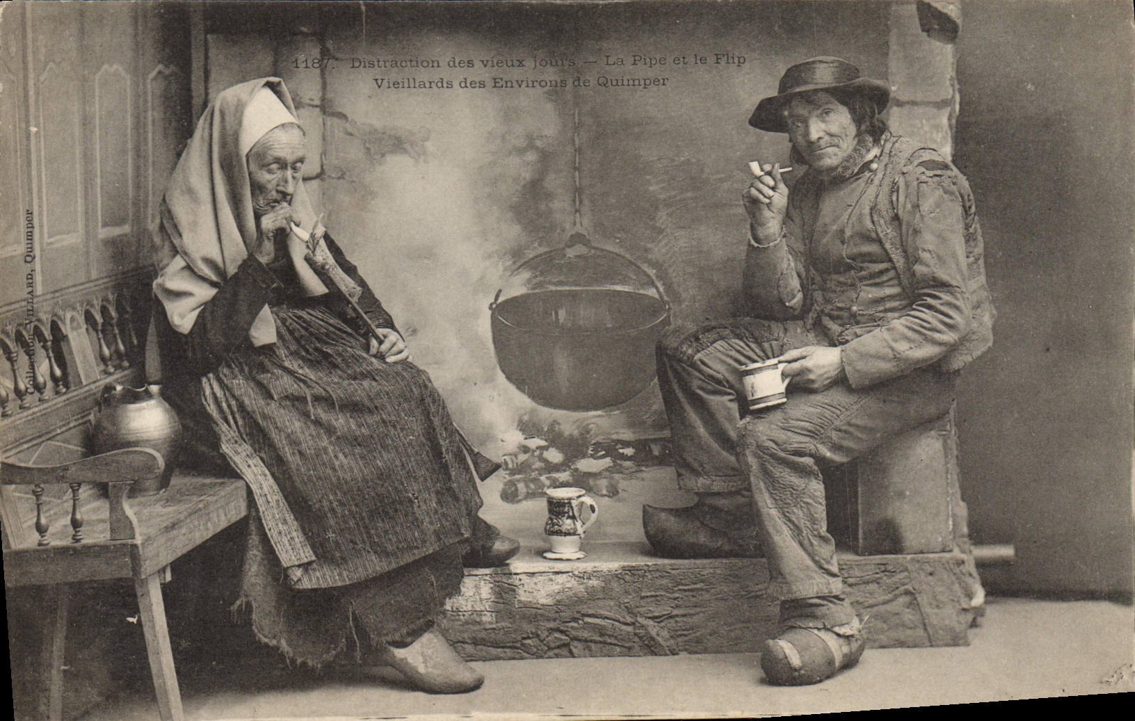 CPA Folklore Distraction des vieux jours La pipe et le flip Vieillards des environs de Quimper Tabac