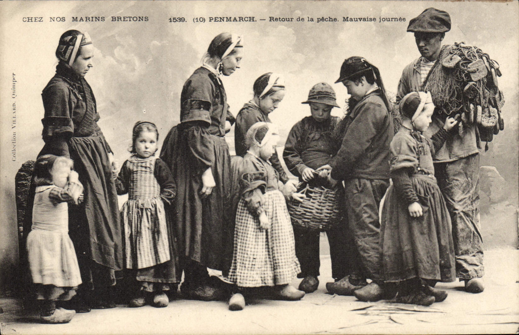 CPA Folklore Penmarch Retour de la peche Mauvaise journee 