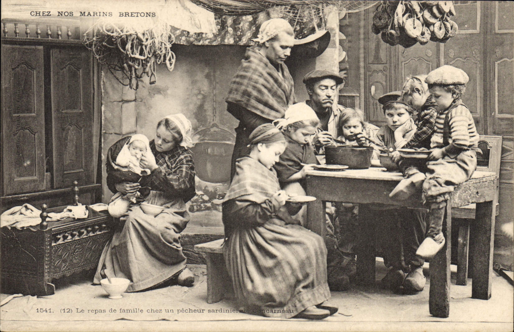 CPA Folklore Chez nos marins bretons Le repas de famille chez un pecheur sardinier de Concarneau