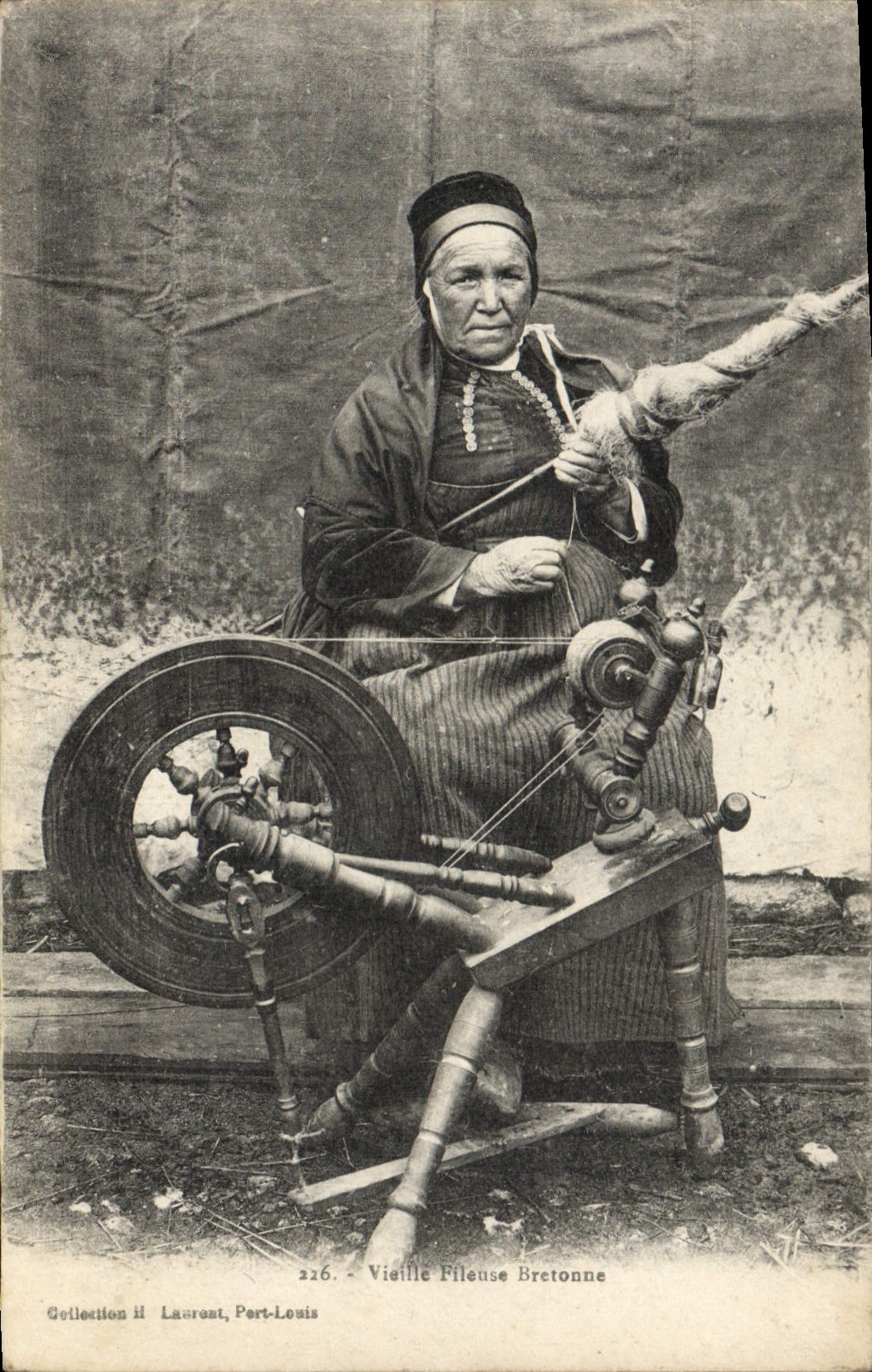 CPA Folklore Vieille fileuse Bretonne