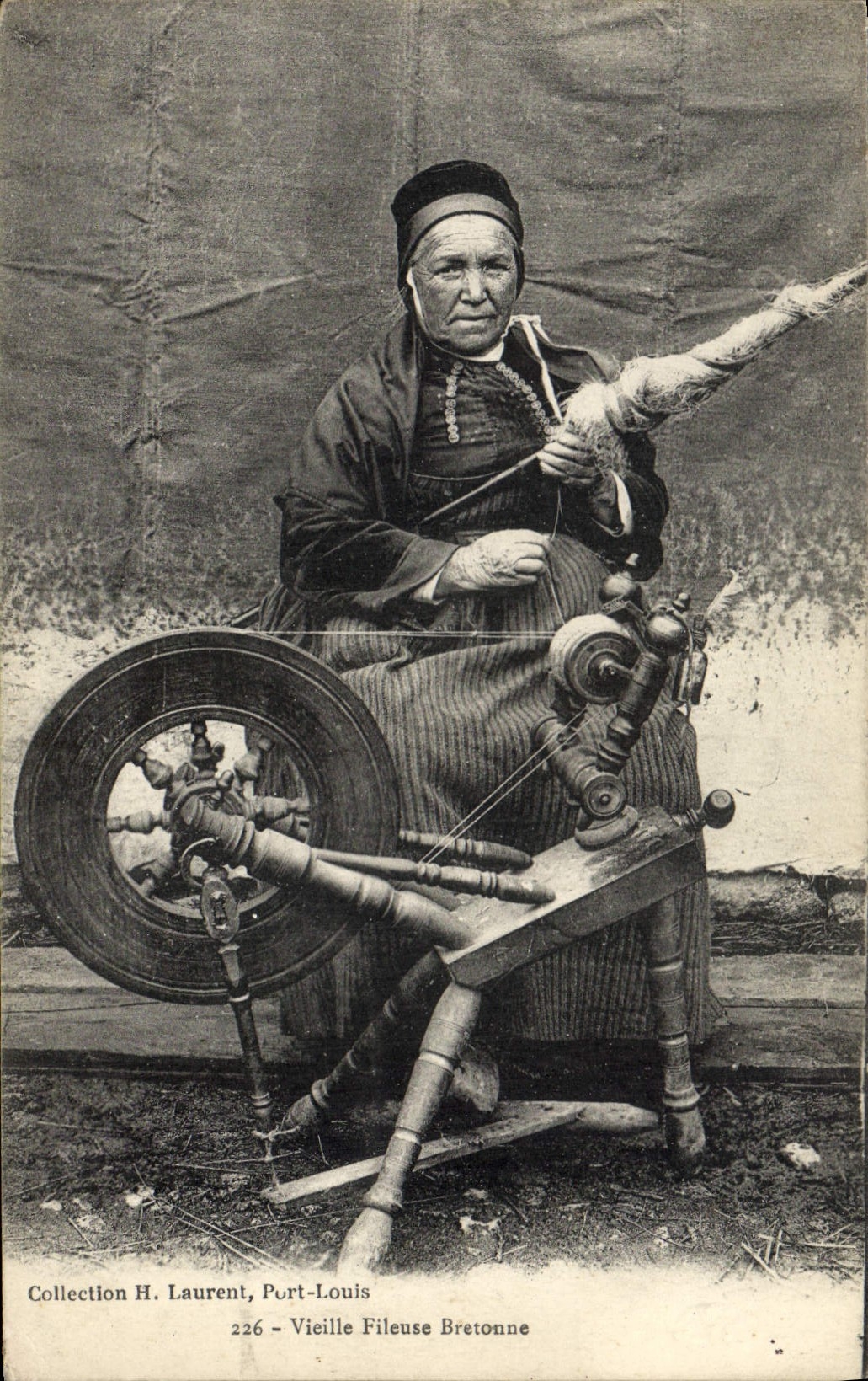 CPA Folklore Vieille fileuse Bretonne