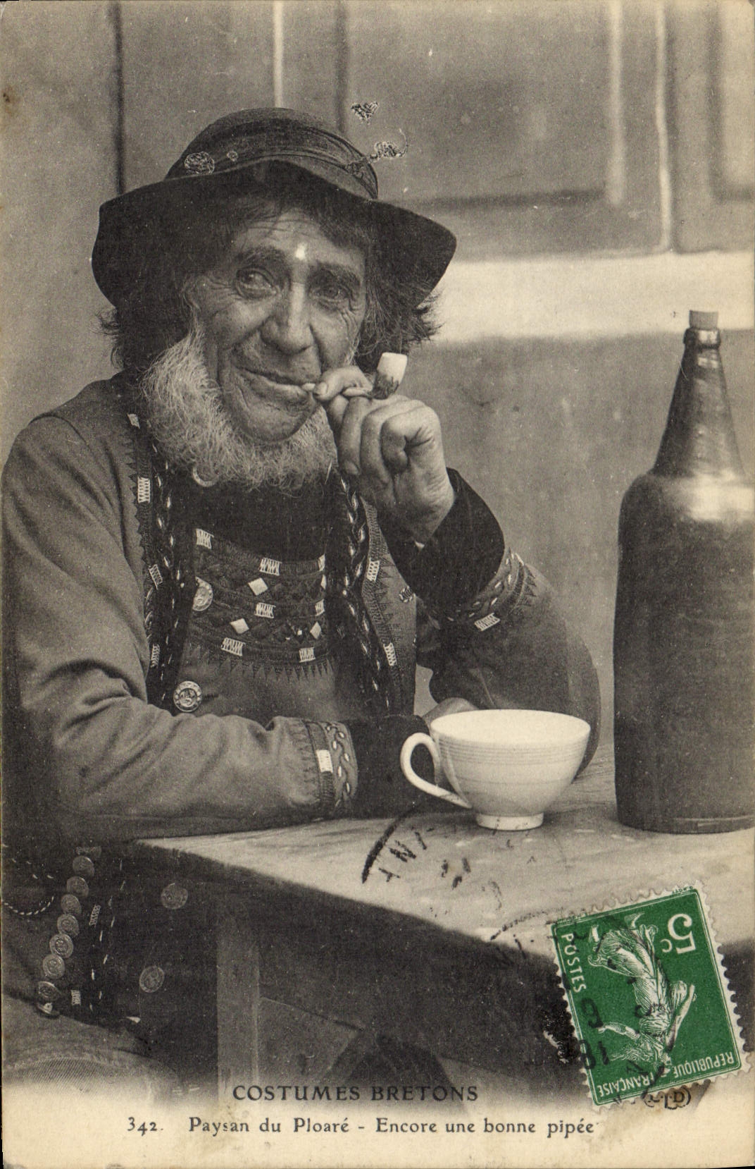 CPA Folklore Paysan du Ploare Encore une bonne pipee Tabac