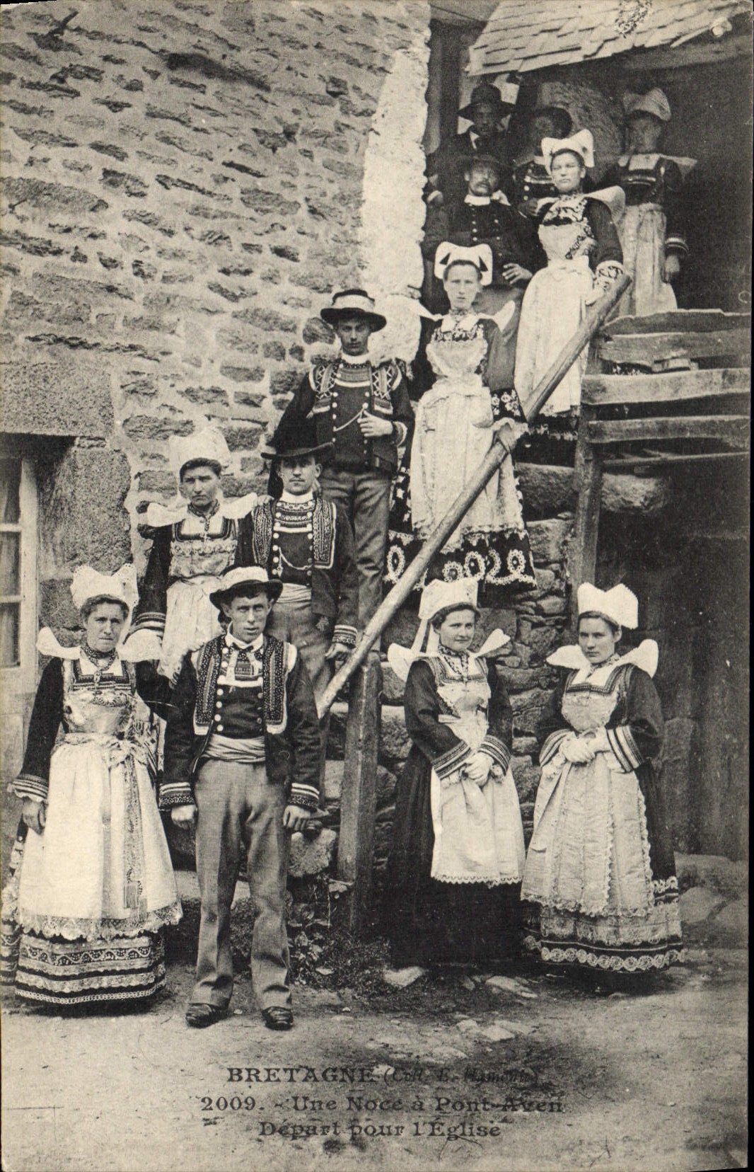 CPA Folklore Une noce a Pont Aven Depart pour l'eglise Mariage