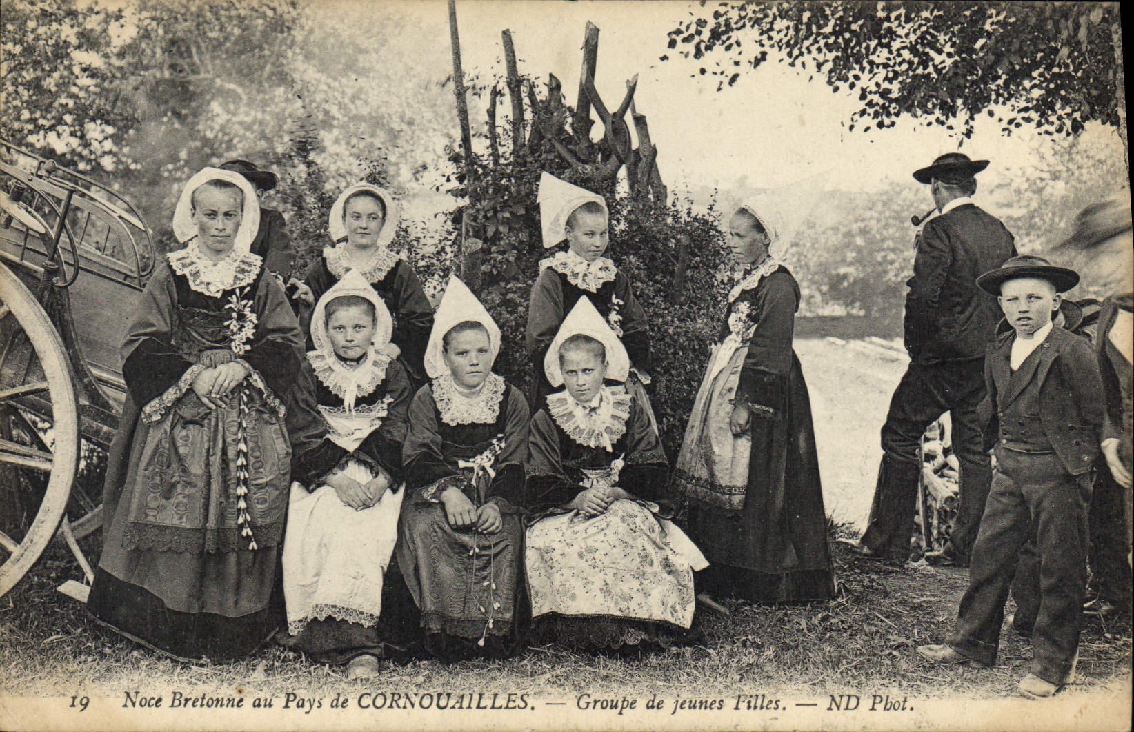 CPA Folklore Noce bretonne au Pays de Cornouailles Groupe de jeunes filles Mariage