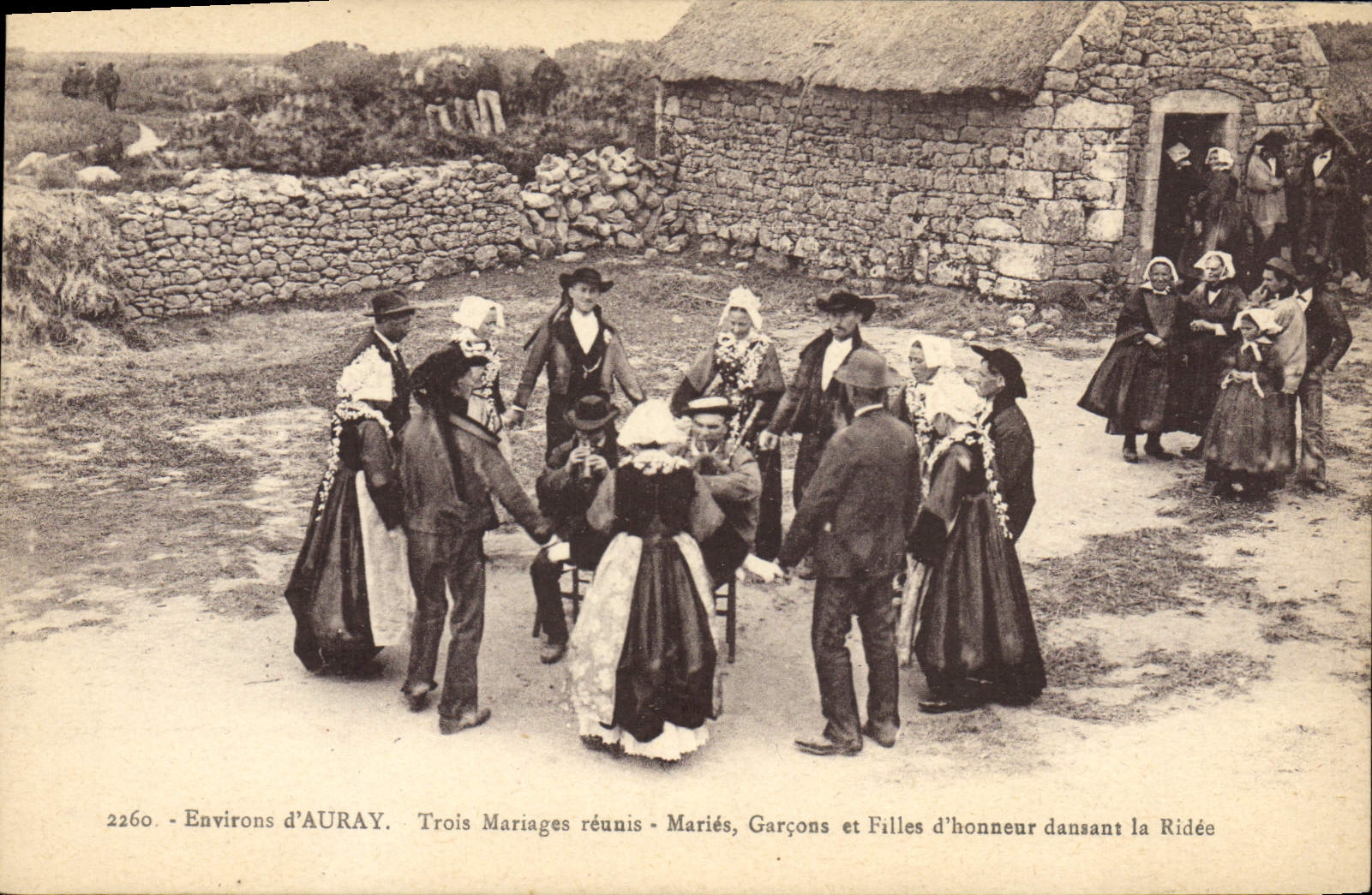 CPA Folklore Environs d'Auray Trois mariages reunis Maries Garcons et filles d'honneur dansant la ri