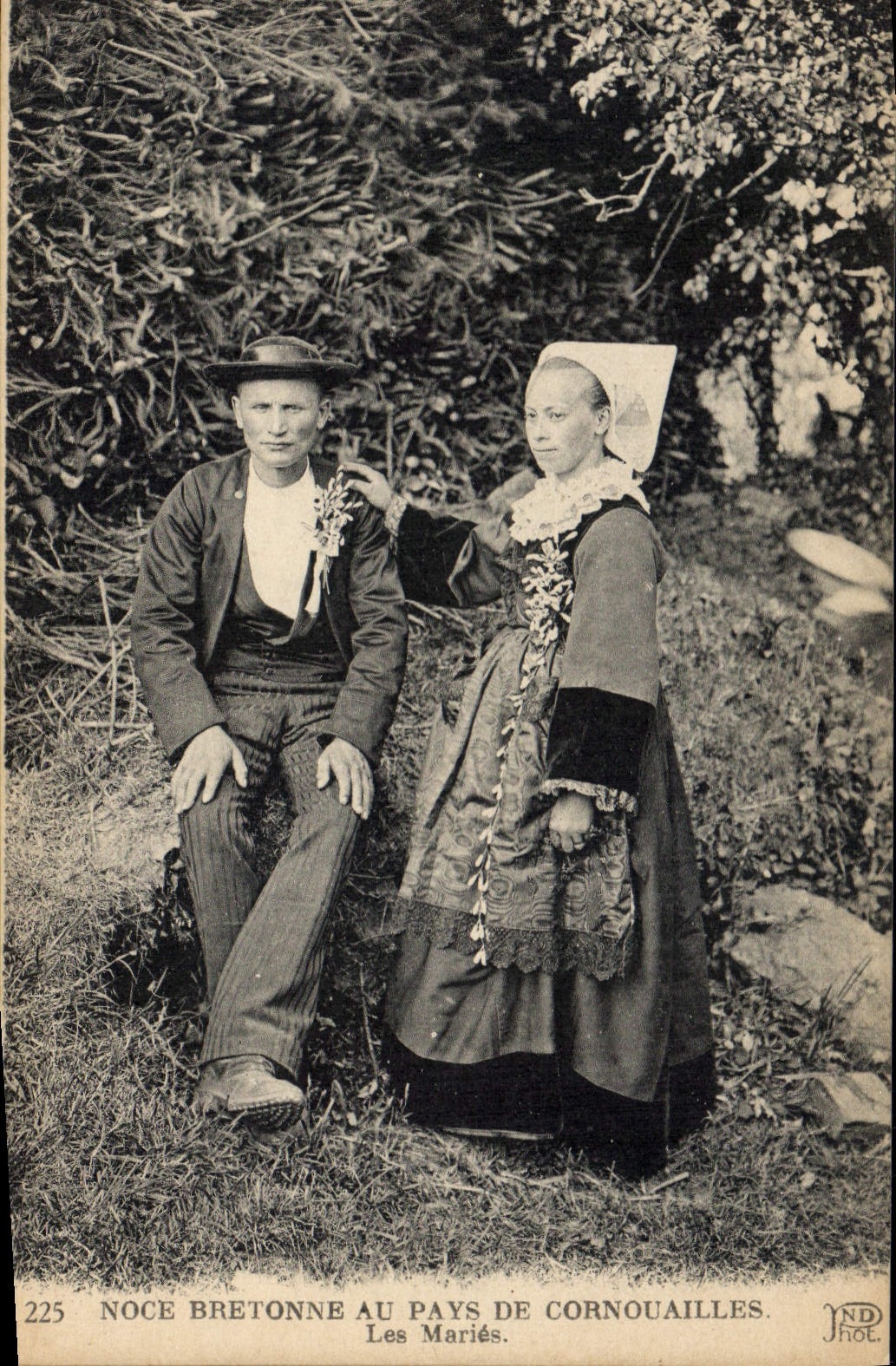 CPA Folklore Noce bretonne au pays de Cornouailles Les maries Mariage