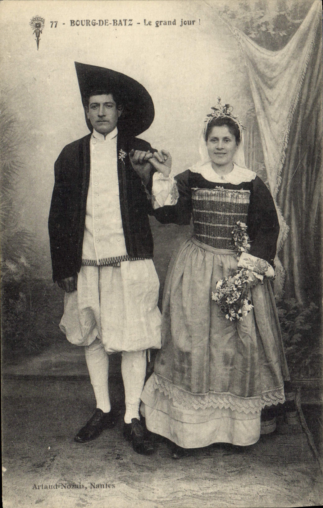 CPA Folklore Bourg de Batz Le grand jour 