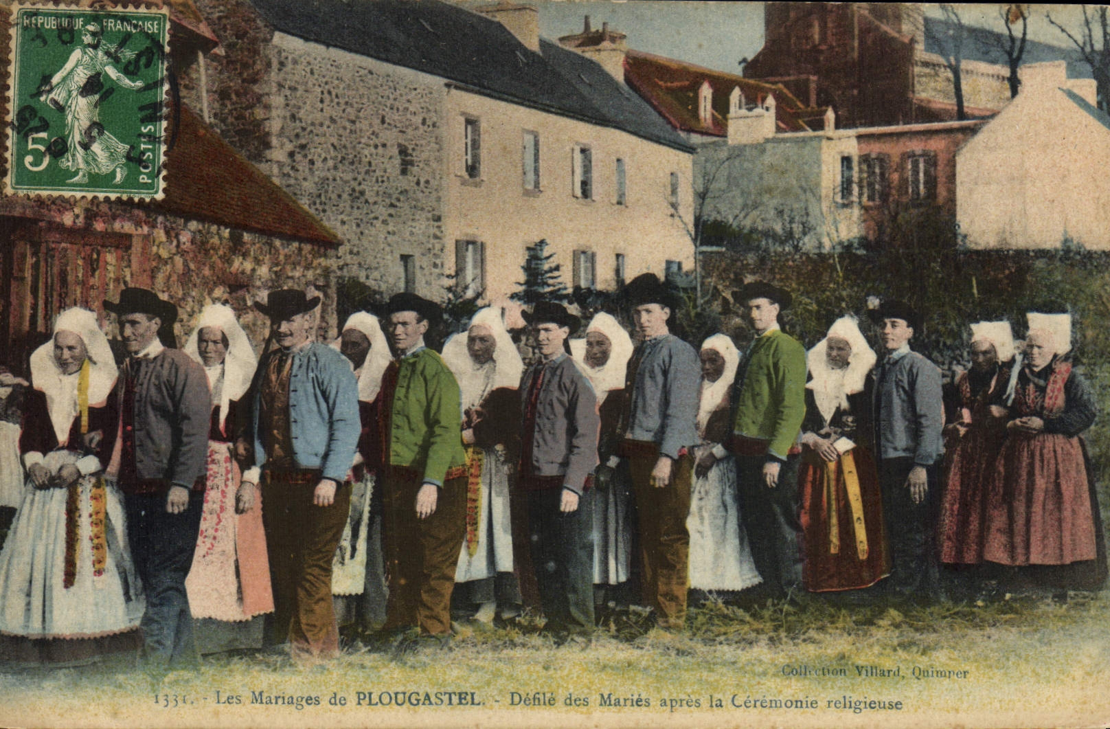 CPA Folklore Les mariages de Plougastel Defile des maries apres la ceremonie religieuse Mariage