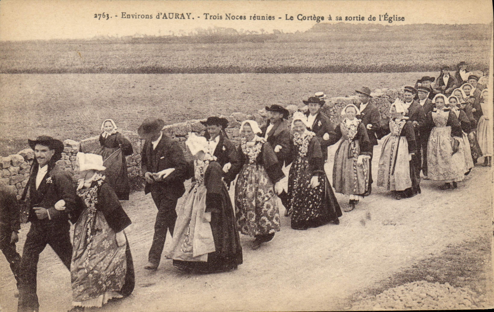 CPA Folklore Environs d'Auray Trois noces reunies Le cortege a sa sortie de l'eglise Mariage