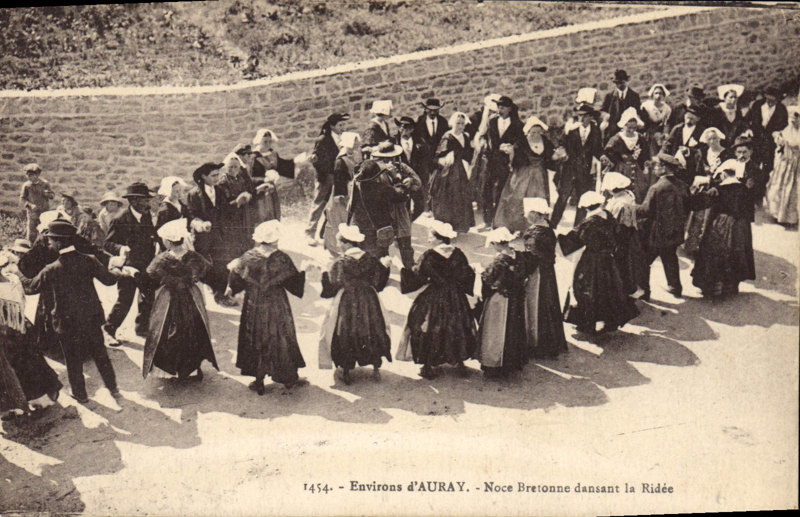 CPA Folklore Environs d'Auray Noce bretonne dansant la ridee Mariage