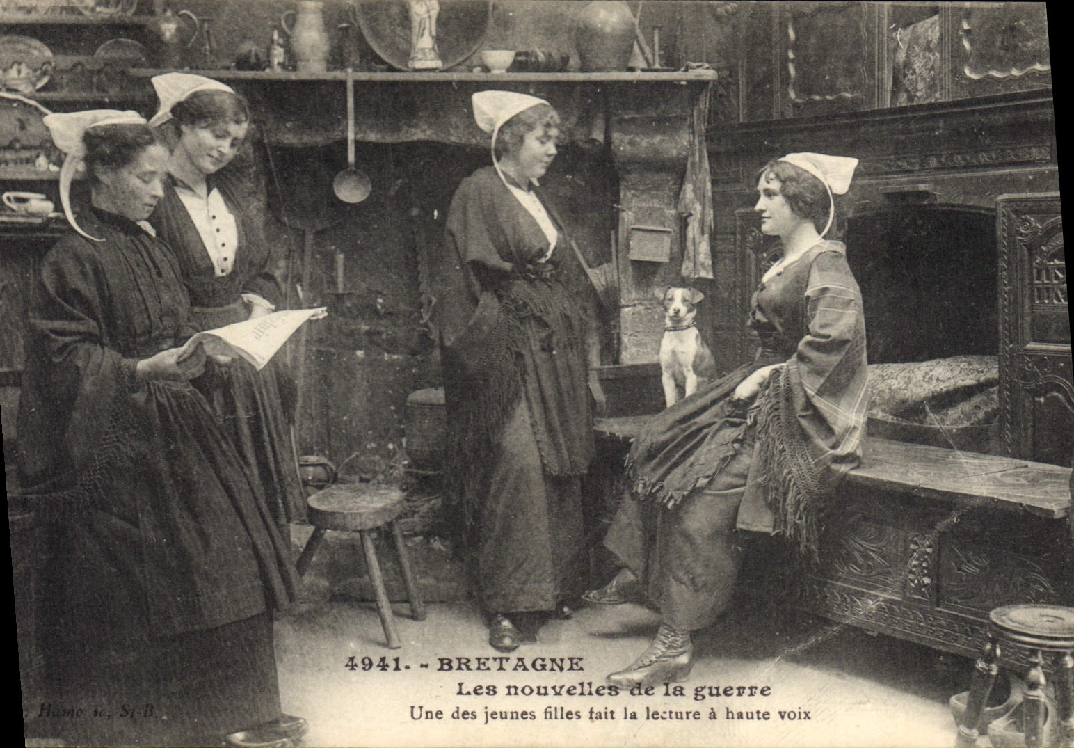 CPA Folklore Les nouvelles de la guerre Une des jeunes filles fait la lecture a haute voix