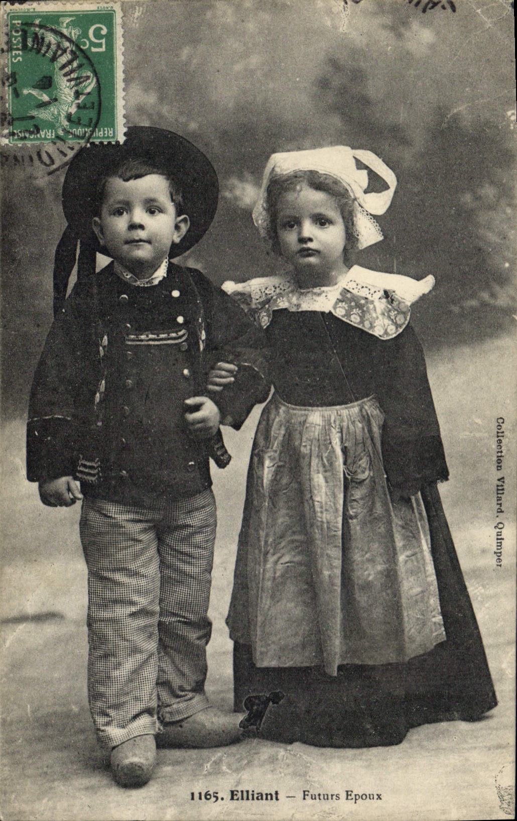CPA Folklore Elliant Futurs epoux