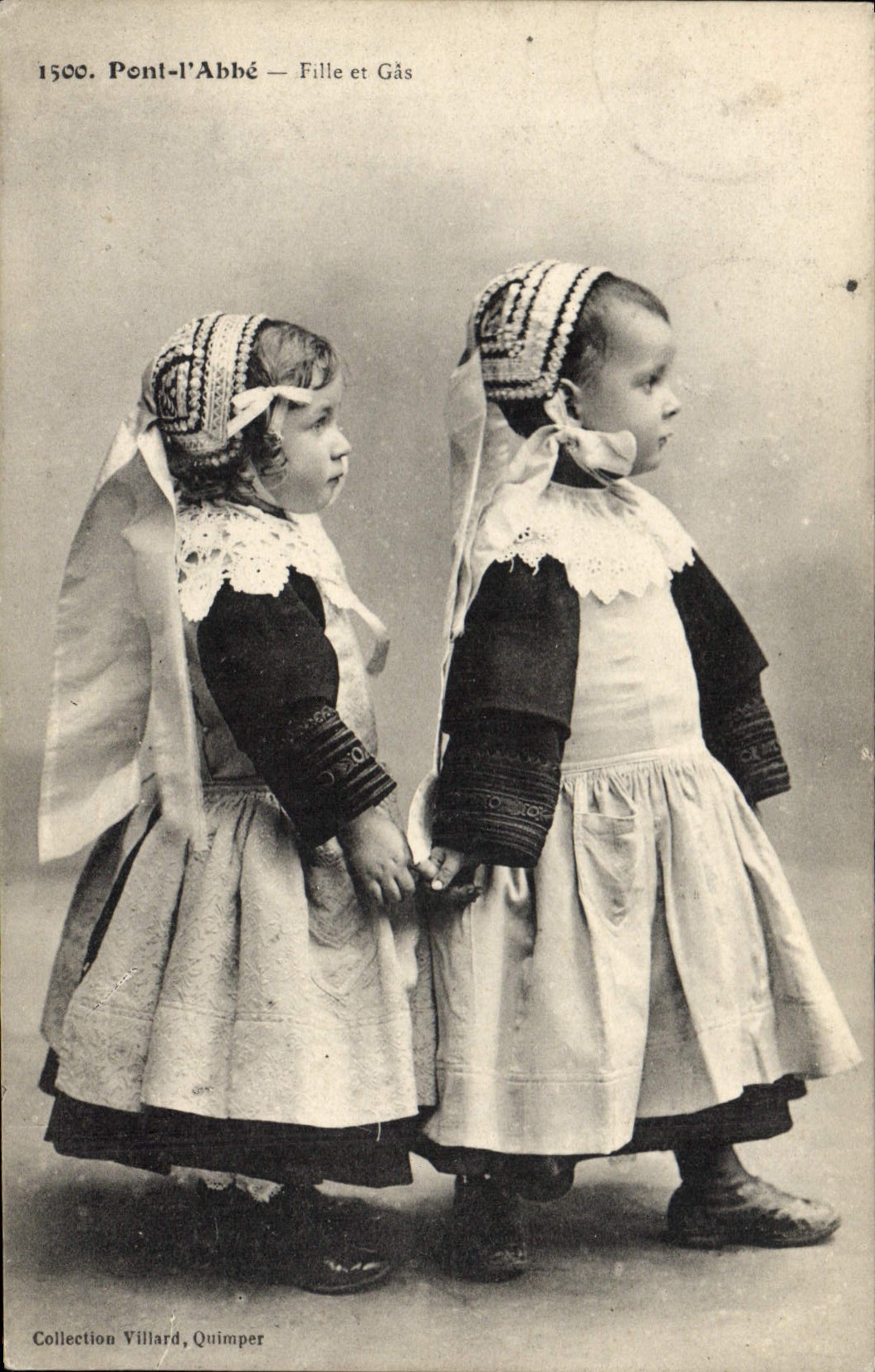 CPA Folklore Pont L'Abbe Fille et Gas