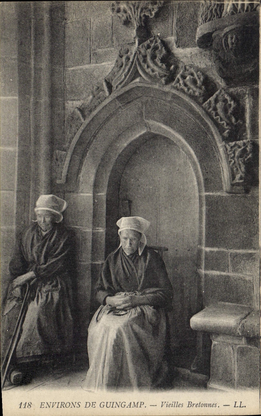 CPA Folklore Environs de Guingamp Vieille bretonnes