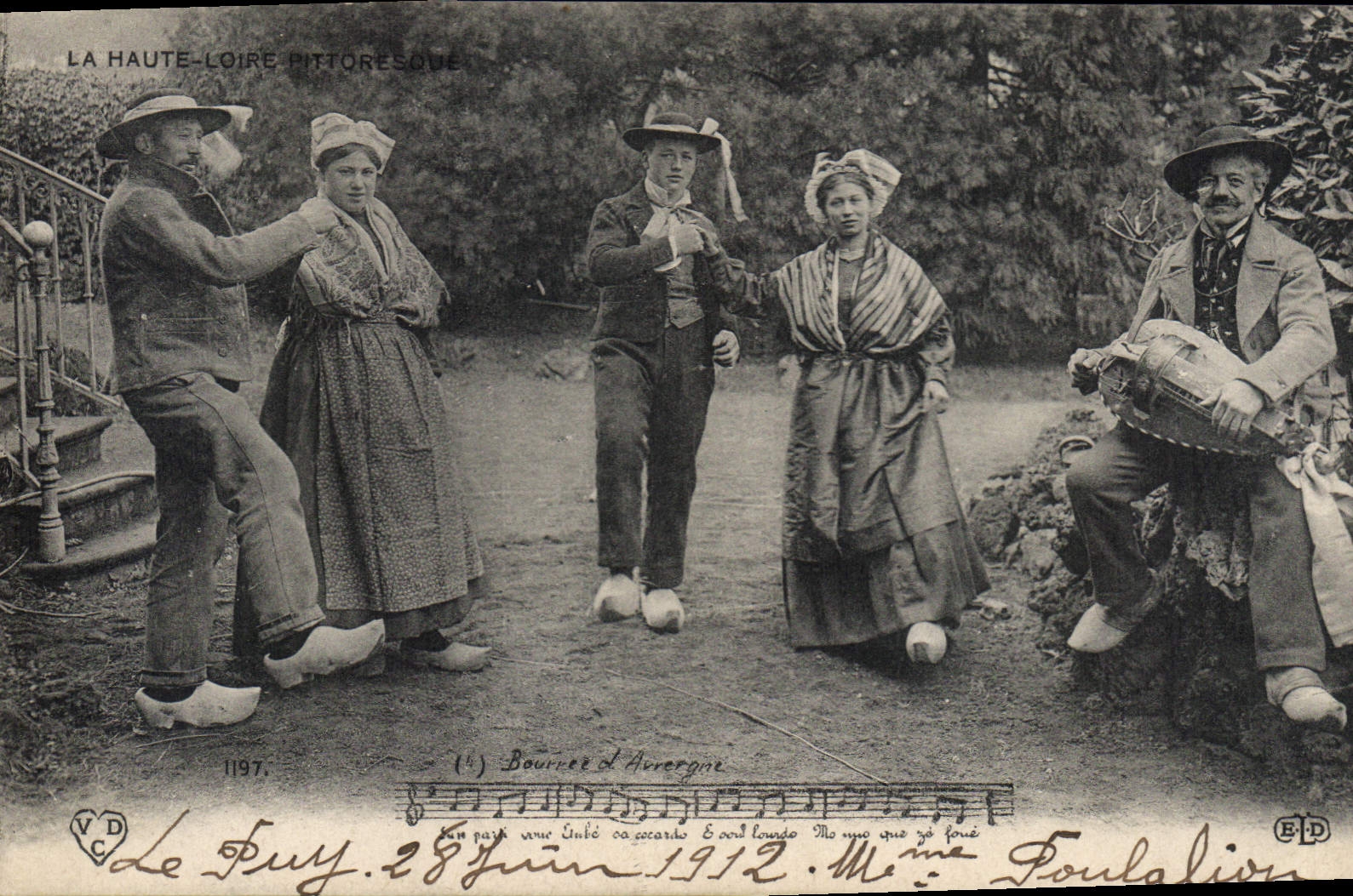 CPA Folklore Bourree d'Auvergne 